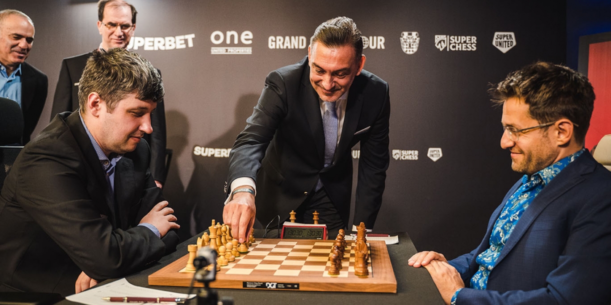 Liniștea dinaintea furtunii: toate partidele din Runda I a Superbet Chess Classic 2021 s-au încheiat cu remiză